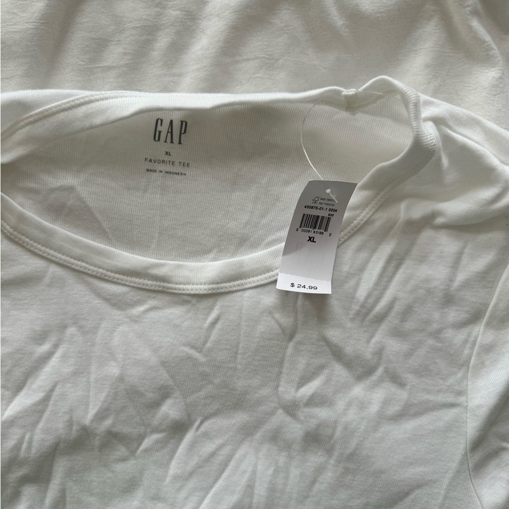 Gap long sleeve “favorite t” style. NWTs